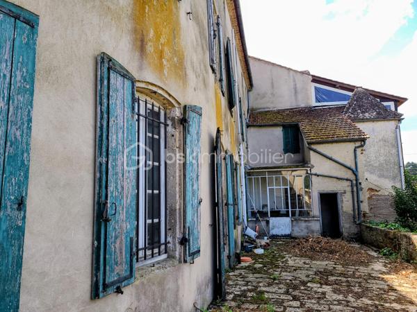 Située au cœur d’un village touristique, cette propriété pleine de caractère bénéficie d’une vue dégagée et d’un fort potentiel.
À l’extérieur, un élégant escalier en pierre mène à une superbe terrasse de 55 m², surplombant le jardin clos, idéal pour profiter des beaux jours.
À l’intérieur :
Rez-de-chaussée :
•	Deux entrées : l’une depuis la terrasse, l’autre à l’arrière de la maison donnant sur une rue du centre du village 
•	Une salle à manger de 28 m² 
•	Un salon spacieux de 31 m² 
•	Une cuisine de 24 m² avec cellier attenant 
À l’étage :
•	Trois chambres de 12 à 17 m² 
•	Une quatrième chambre de 26 m² avec sa salle de bain de 4,5 m² 
•	Deux pièces de 10 m² pouvant faire office de dressing ou d’espaces de rangement 
Au deuxième niveau :
•	Un grenier aménageable d’environ 100 m², offrant de nombreuses possibilités 
L’ensemble est édifié sur une parcelle de 550 m² avec jardin clos. Un garage de 30 m² complète ce bien.
La toiture n’est pas à revoir.
À proximité immédiate : commerces, écoles, collège, ainsi que le canal et sa voie verte pour vos promenades.
Accès autoroute à environ 10 km.