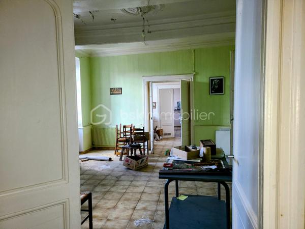 Située au cœur d’un village touristique, cette propriété pleine de caractère bénéficie d’une vue dégagée et d’un fort potentiel.
À l’extérieur, un élégant escalier en pierre mène à une superbe terrasse de 55 m², surplombant le jardin clos, idéal pour profiter des beaux jours.
À l’intérieur :
Rez-de-chaussée :
•	Deux entrées : l’une depuis la terrasse, l’autre à l’arrière de la maison donnant sur une rue du centre du village 
•	Une salle à manger de 28 m² 
•	Un salon spacieux de 31 m² 
•	Une cuisine de 24 m² avec cellier attenant 
À l’étage :
•	Trois chambres de 12 à 17 m² 
•	Une quatrième chambre de 26 m² avec sa salle de bain de 4,5 m² 
•	Deux pièces de 10 m² pouvant faire office de dressing ou d’espaces de rangement 
Au deuxième niveau :
•	Un grenier aménageable d’environ 100 m², offrant de nombreuses possibilités 
L’ensemble est édifié sur une parcelle de 550 m² avec jardin clos. Un garage de 30 m² complète ce bien.
La toiture n’est pas à revoir.
À proximité immédiate : commerces, écoles, collège, ainsi que le canal et sa voie verte pour vos promenades.
Accès autoroute à environ 10 km.