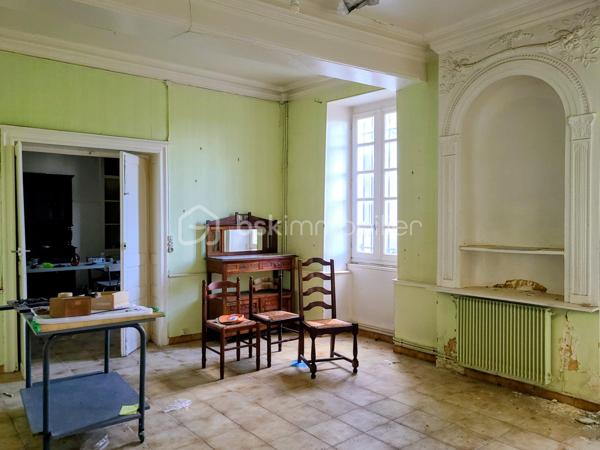 Située au cœur d’un village touristique, cette propriété pleine de caractère bénéficie d’une vue dégagée et d’un fort potentiel.
À l’extérieur, un élégant escalier en pierre mène à une superbe terrasse de 55 m², surplombant le jardin clos, idéal pour profiter des beaux jours.
À l’intérieur :
Rez-de-chaussée :
•	Deux entrées : l’une depuis la terrasse, l’autre à l’arrière de la maison donnant sur une rue du centre du village 
•	Une salle à manger de 28 m² 
•	Un salon spacieux de 31 m² 
•	Une cuisine de 24 m² avec cellier attenant 
À l’étage :
•	Trois chambres de 12 à 17 m² 
•	Une quatrième chambre de 26 m² avec sa salle de bain de 4,5 m² 
•	Deux pièces de 10 m² pouvant faire office de dressing ou d’espaces de rangement 
Au deuxième niveau :
•	Un grenier aménageable d’environ 100 m², offrant de nombreuses possibilités 
L’ensemble est édifié sur une parcelle de 550 m² avec jardin clos. Un garage de 30 m² complète ce bien.
La toiture n’est pas à revoir.
À proximité immédiate : commerces, écoles, collège, ainsi que le canal et sa voie verte pour vos promenades.
Accès autoroute à environ 10 km.