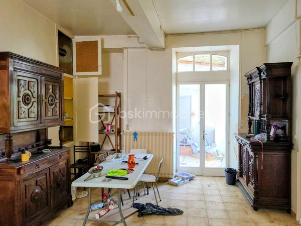 Située au cœur d’un village touristique, cette propriété pleine de caractère bénéficie d’une vue dégagée et d’un fort potentiel.
À l’extérieur, un élégant escalier en pierre mène à une superbe terrasse de 55 m², surplombant le jardin clos, idéal pour profiter des beaux jours.
À l’intérieur :
Rez-de-chaussée :
•	Deux entrées : l’une depuis la terrasse, l’autre à l’arrière de la maison donnant sur une rue du centre du village 
•	Une salle à manger de 28 m² 
•	Un salon spacieux de 31 m² 
•	Une cuisine de 24 m² avec cellier attenant 
À l’étage :
•	Trois chambres de 12 à 17 m² 
•	Une quatrième chambre de 26 m² avec sa salle de bain de 4,5 m² 
•	Deux pièces de 10 m² pouvant faire office de dressing ou d’espaces de rangement 
Au deuxième niveau :
•	Un grenier aménageable d’environ 100 m², offrant de nombreuses possibilités 
L’ensemble est édifié sur une parcelle de 550 m² avec jardin clos. Un garage de 30 m² complète ce bien.
La toiture n’est pas à revoir.
À proximité immédiate : commerces, écoles, collège, ainsi que le canal et sa voie verte pour vos promenades.
Accès autoroute à environ 10 km.