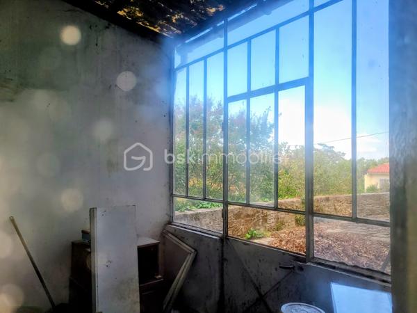 Située au cœur d’un village touristique, cette propriété pleine de caractère bénéficie d’une vue dégagée et d’un fort potentiel.
À l’extérieur, un élégant escalier en pierre mène à une superbe terrasse de 55 m², surplombant le jardin clos, idéal pour profiter des beaux jours.
À l’intérieur :
Rez-de-chaussée :
•	Deux entrées : l’une depuis la terrasse, l’autre à l’arrière de la maison donnant sur une rue du centre du village 
•	Une salle à manger de 28 m² 
•	Un salon spacieux de 31 m² 
•	Une cuisine de 24 m² avec cellier attenant 
À l’étage :
•	Trois chambres de 12 à 17 m² 
•	Une quatrième chambre de 26 m² avec sa salle de bain de 4,5 m² 
•	Deux pièces de 10 m² pouvant faire office de dressing ou d’espaces de rangement 
Au deuxième niveau :
•	Un grenier aménageable d’environ 100 m², offrant de nombreuses possibilités 
L’ensemble est édifié sur une parcelle de 550 m² avec jardin clos. Un garage de 30 m² complète ce bien.
La toiture n’est pas à revoir.
À proximité immédiate : commerces, écoles, collège, ainsi que le canal et sa voie verte pour vos promenades.
Accès autoroute à environ 10 km.