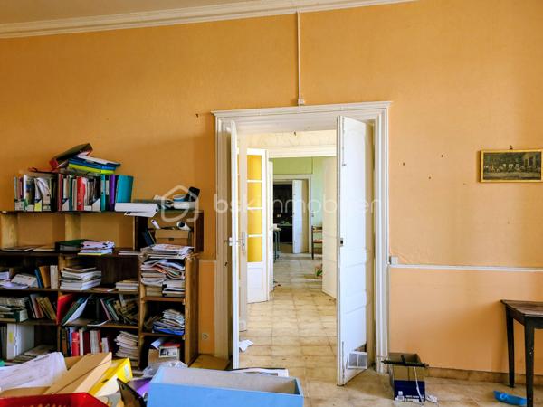 Située au cœur d’un village touristique, cette propriété pleine de caractère bénéficie d’une vue dégagée et d’un fort potentiel.
À l’extérieur, un élégant escalier en pierre mène à une superbe terrasse de 55 m², surplombant le jardin clos, idéal pour profiter des beaux jours.
À l’intérieur :
Rez-de-chaussée :
•	Deux entrées : l’une depuis la terrasse, l’autre à l’arrière de la maison donnant sur une rue du centre du village 
•	Une salle à manger de 28 m² 
•	Un salon spacieux de 31 m² 
•	Une cuisine de 24 m² avec cellier attenant 
À l’étage :
•	Trois chambres de 12 à 17 m² 
•	Une quatrième chambre de 26 m² avec sa salle de bain de 4,5 m² 
•	Deux pièces de 10 m² pouvant faire office de dressing ou d’espaces de rangement 
Au deuxième niveau :
•	Un grenier aménageable d’environ 100 m², offrant de nombreuses possibilités 
L’ensemble est édifié sur une parcelle de 550 m² avec jardin clos. Un garage de 30 m² complète ce bien.
La toiture n’est pas à revoir.
À proximité immédiate : commerces, écoles, collège, ainsi que le canal et sa voie verte pour vos promenades.
Accès autoroute à environ 10 km.
