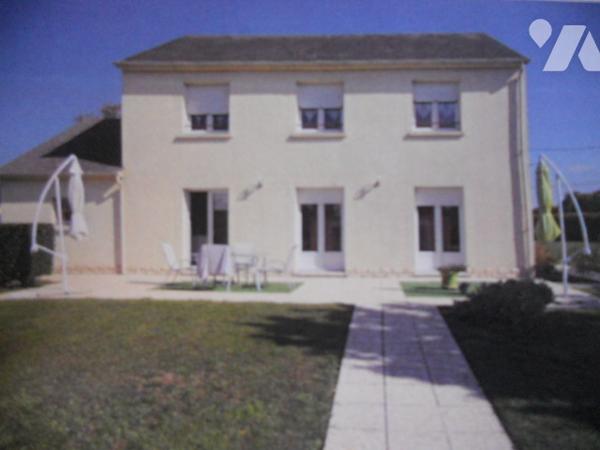 TRES BELLE MAISON SANS TRAVAUX AVEC PISCINE, proche commerces, écoles, A77