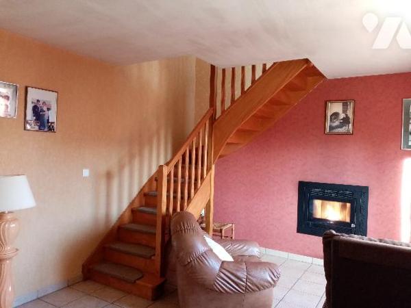 TRES BELLE MAISON SANS TRAVAUX AVEC PISCINE, proche commerces, écoles, A77