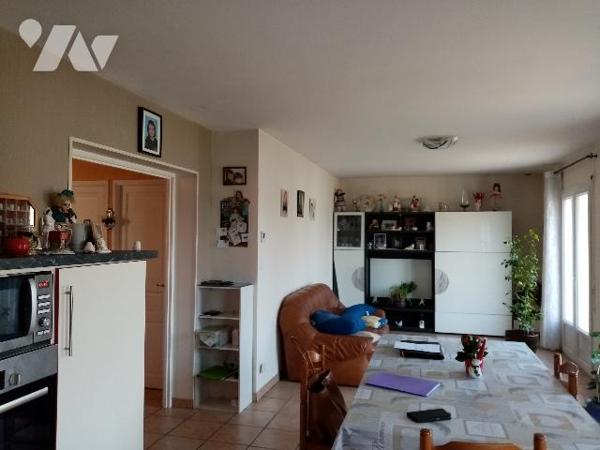 TRES BELLE MAISON SANS TRAVAUX AVEC PISCINE, proche commerces, écoles, A77