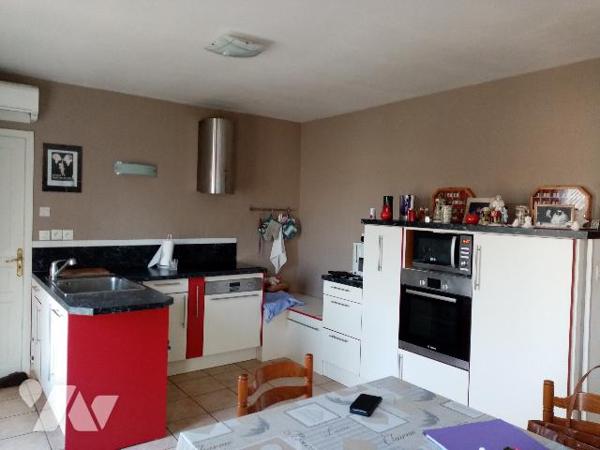 TRES BELLE MAISON SANS TRAVAUX AVEC PISCINE, proche commerces, écoles, A77