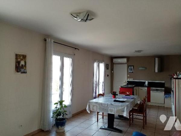 TRES BELLE MAISON SANS TRAVAUX AVEC PISCINE, proche commerces, écoles, A77