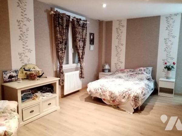 TRES BELLE MAISON SANS TRAVAUX AVEC PISCINE, proche commerces, écoles, A77