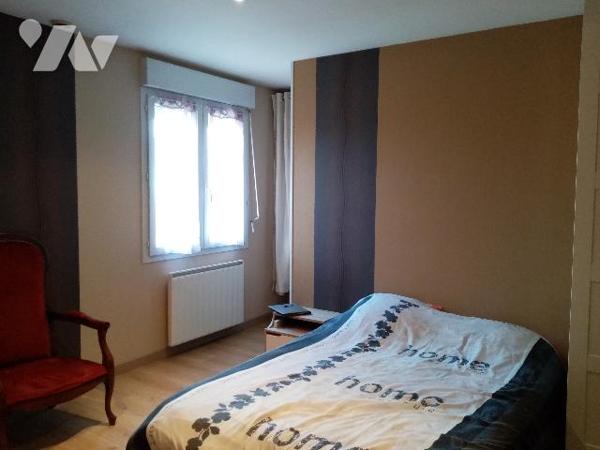 TRES BELLE MAISON SANS TRAVAUX AVEC PISCINE, proche commerces, écoles, A77