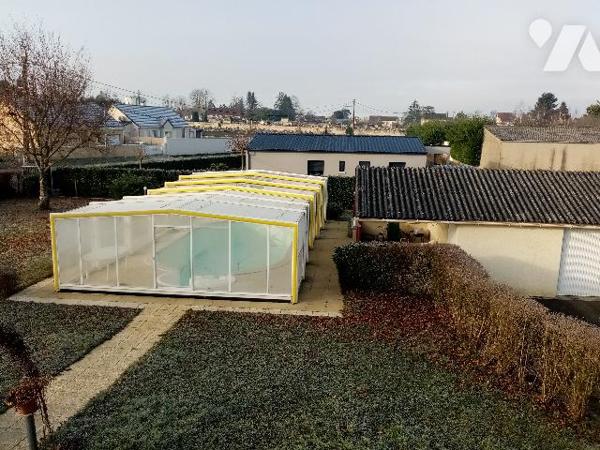 TRES BELLE MAISON SANS TRAVAUX AVEC PISCINE, proche commerces, écoles, A77