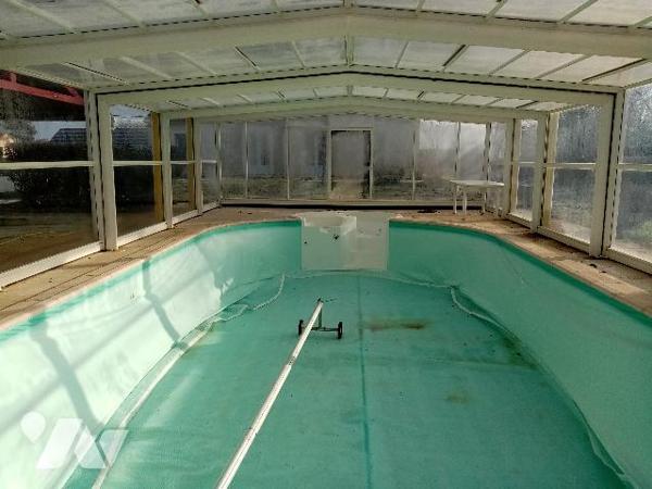 TRES BELLE MAISON SANS TRAVAUX AVEC PISCINE, proche commerces, écoles, A77