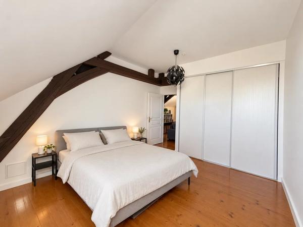 Vente                                                      Appartement
                        
                     3 pièces                      90 m2                     à Fontainebleau