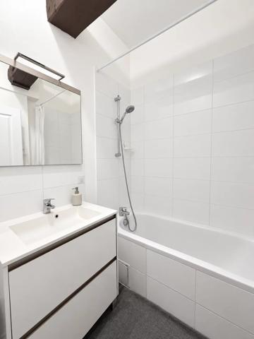 Vente                                                      Appartement
                        
                     3 pièces                      90 m2                     à Fontainebleau