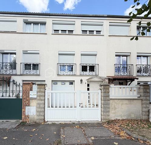 À vendre – Maurepas centre-ville

Dans un environnement calme et familial, venez découvrir cette agréable maison de type Monceau, offrant 80 m² habitables, parfaitement adaptée à une vie de famille ou à un premier achat.
Dès l’entrée, vous apprécierez une maison lumineuse, fonctionnelle et entretenue, bénéficiant de prestations appréciables et d’un emplacement particulièrement pratique.
La maison se compose d’un séjour lumineux de 21,2 m², d’une cuisine équipée et fonctionnelle, de trois chambres, ainsi que d’une salle d’eau et WC séparé
À l’extérieur, une terrasse de 15 m² vous permettra de profiter pleinement des beaux jours, que ce soit pour déjeuner en famille, recevoir vos proches ou simplement profiter d’un moment de détente.

Un véritable potentiel d’évolution
Les combles aménageables d’environ 20 m² représentent un véritable atout et offrent la possibilité de créer, selon vos besoins et sous réserve des autorisations nécessaires, une pièce supplémentaire : bureau, chambre, salle de jeux ou espace dédié au télétravail.
Côté stationnement, vous bénéficierez d’un grand garage de 24 m² avec porte motorisée, ainsi que d’une place de stationnement extérieure.

Des prestations confortables
Fenêtres PVC double vitrage
Volets roulants électriques
Construction en brique
Toiture en tuiles à emboîtement en excellent état
Façade en bon état général
Maison entretenue et habitable immédiatement

Pourquoi vous allez l’aimer ?
- Maison familiale de 81 m²
- 3 chambres
- Séjour lumineux
- Terrasse de 15 m²
- Combles aménageables d’environ 20 m²
- Grand garage de 24 m² avec porte motorisée
- Stationnement extérieur
- Double vitrage PVC
- Volets roulants électriques
- Quartier calme et familial
- Écoles et commerces accessibles à pied
- Proximité des transports
- Beau potentiel d’évolution

Un emplacement où tout est accessible à pied:
L’un des véritables atouts de cette maison réside dans son emplacement au cœur de Maurepas.
Vous profitez d’un quotidien facilité grâce à la proximité des commerces, écoles et services : crèche, écoles maternelle et primaire, collège et lycée sont accessibles à pied.
Vous trouverez également à proximité les commerces et services du centre-ville : supermarché, pharmacie, commerces de bouche, restaurants, tabac-presse, fleuriste, etc.
Le marché, présent les mercredis et samedis, vient compléter cette offre de proximité.
Côté transports, la gare de La Verrière est accessible à pied ou en bus depuis le secteur, permettant notamment de rejoindre Saint-Quentin-en-Yvelines, Versailles, Paris-Montparnasse, La Défense et Rambouillet.

Une maison fonctionnelle, lumineuse et pleine de potentiel, idéalement située pour profiter d’un véritable quotidien

Une visite s’impose !

SARA RODRIGUES – BSK IMMOBILIER
06 33 82 07 35