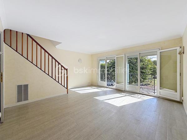 À vendre – Maurepas centre-ville

Dans un environnement calme et familial, venez découvrir cette agréable maison de type Monceau, offrant 80 m² habitables, parfaitement adaptée à une vie de famille ou à un premier achat.
Dès l’entrée, vous apprécierez une maison lumineuse, fonctionnelle et entretenue, bénéficiant de prestations appréciables et d’un emplacement particulièrement pratique.
La maison se compose d’un séjour lumineux de 21,2 m², d’une cuisine équipée et fonctionnelle, de trois chambres, ainsi que d’une salle d’eau et WC séparé
À l’extérieur, une terrasse de 15 m² vous permettra de profiter pleinement des beaux jours, que ce soit pour déjeuner en famille, recevoir vos proches ou simplement profiter d’un moment de détente.

Un véritable potentiel d’évolution
Les combles aménageables d’environ 20 m² représentent un véritable atout et offrent la possibilité de créer, selon vos besoins et sous réserve des autorisations nécessaires, une pièce supplémentaire : bureau, chambre, salle de jeux ou espace dédié au télétravail.
Côté stationnement, vous bénéficierez d’un grand garage de 24 m² avec porte motorisée, ainsi que d’une place de stationnement extérieure.

Des prestations confortables
Fenêtres PVC double vitrage
Volets roulants électriques
Construction en brique
Toiture en tuiles à emboîtement en excellent état
Façade en bon état général
Maison entretenue et habitable immédiatement

Pourquoi vous allez l’aimer ?
- Maison familiale de 81 m²
- 3 chambres
- Séjour lumineux
- Terrasse de 15 m²
- Combles aménageables d’environ 20 m²
- Grand garage de 24 m² avec porte motorisée
- Stationnement extérieur
- Double vitrage PVC
- Volets roulants électriques
- Quartier calme et familial
- Écoles et commerces accessibles à pied
- Proximité des transports
- Beau potentiel d’évolution

Un emplacement où tout est accessible à pied:
L’un des véritables atouts de cette maison réside dans son emplacement au cœur de Maurepas.
Vous profitez d’un quotidien facilité grâce à la proximité des commerces, écoles et services : crèche, écoles maternelle et primaire, collège et lycée sont accessibles à pied.
Vous trouverez également à proximité les commerces et services du centre-ville : supermarché, pharmacie, commerces de bouche, restaurants, tabac-presse, fleuriste, etc.
Le marché, présent les mercredis et samedis, vient compléter cette offre de proximité.
Côté transports, la gare de La Verrière est accessible à pied ou en bus depuis le secteur, permettant notamment de rejoindre Saint-Quentin-en-Yvelines, Versailles, Paris-Montparnasse, La Défense et Rambouillet.

Une maison fonctionnelle, lumineuse et pleine de potentiel, idéalement située pour profiter d’un véritable quotidien

Une visite s’impose !

SARA RODRIGUES – BSK IMMOBILIER
06 33 82 07 35
