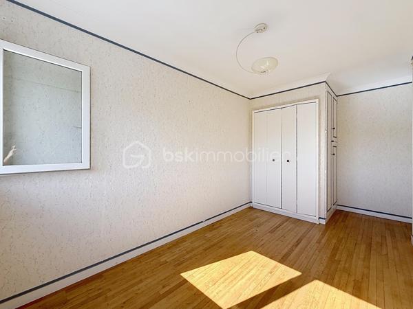 À vendre – Maurepas centre-ville

Dans un environnement calme et familial, venez découvrir cette agréable maison de type Monceau, offrant 80 m² habitables, parfaitement adaptée à une vie de famille ou à un premier achat.
Dès l’entrée, vous apprécierez une maison lumineuse, fonctionnelle et entretenue, bénéficiant de prestations appréciables et d’un emplacement particulièrement pratique.
La maison se compose d’un séjour lumineux de 21,2 m², d’une cuisine équipée et fonctionnelle, de trois chambres, ainsi que d’une salle d’eau et WC séparé
À l’extérieur, une terrasse de 15 m² vous permettra de profiter pleinement des beaux jours, que ce soit pour déjeuner en famille, recevoir vos proches ou simplement profiter d’un moment de détente.

Un véritable potentiel d’évolution
Les combles aménageables d’environ 20 m² représentent un véritable atout et offrent la possibilité de créer, selon vos besoins et sous réserve des autorisations nécessaires, une pièce supplémentaire : bureau, chambre, salle de jeux ou espace dédié au télétravail.
Côté stationnement, vous bénéficierez d’un grand garage de 24 m² avec porte motorisée, ainsi que d’une place de stationnement extérieure.

Des prestations confortables
Fenêtres PVC double vitrage
Volets roulants électriques
Construction en brique
Toiture en tuiles à emboîtement en excellent état
Façade en bon état général
Maison entretenue et habitable immédiatement

Pourquoi vous allez l’aimer ?
- Maison familiale de 81 m²
- 3 chambres
- Séjour lumineux
- Terrasse de 15 m²
- Combles aménageables d’environ 20 m²
- Grand garage de 24 m² avec porte motorisée
- Stationnement extérieur
- Double vitrage PVC
- Volets roulants électriques
- Quartier calme et familial
- Écoles et commerces accessibles à pied
- Proximité des transports
- Beau potentiel d’évolution

Un emplacement où tout est accessible à pied:
L’un des véritables atouts de cette maison réside dans son emplacement au cœur de Maurepas.
Vous profitez d’un quotidien facilité grâce à la proximité des commerces, écoles et services : crèche, écoles maternelle et primaire, collège et lycée sont accessibles à pied.
Vous trouverez également à proximité les commerces et services du centre-ville : supermarché, pharmacie, commerces de bouche, restaurants, tabac-presse, fleuriste, etc.
Le marché, présent les mercredis et samedis, vient compléter cette offre de proximité.
Côté transports, la gare de La Verrière est accessible à pied ou en bus depuis le secteur, permettant notamment de rejoindre Saint-Quentin-en-Yvelines, Versailles, Paris-Montparnasse, La Défense et Rambouillet.

Une maison fonctionnelle, lumineuse et pleine de potentiel, idéalement située pour profiter d’un véritable quotidien

Une visite s’impose !

SARA RODRIGUES – BSK IMMOBILIER
06 33 82 07 35