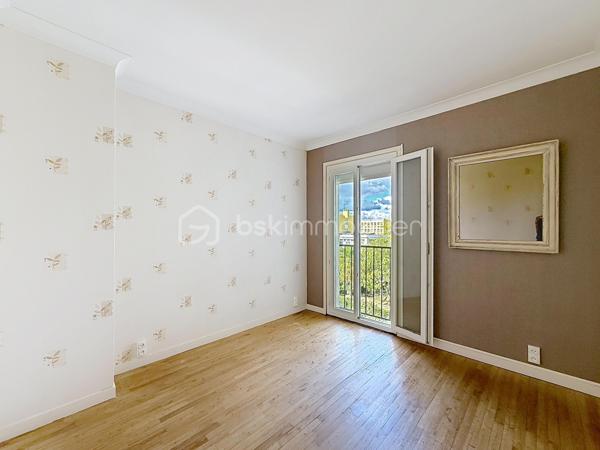 À vendre – Maurepas centre-ville

Dans un environnement calme et familial, venez découvrir cette agréable maison de type Monceau, offrant 80 m² habitables, parfaitement adaptée à une vie de famille ou à un premier achat.
Dès l’entrée, vous apprécierez une maison lumineuse, fonctionnelle et entretenue, bénéficiant de prestations appréciables et d’un emplacement particulièrement pratique.
La maison se compose d’un séjour lumineux de 21,2 m², d’une cuisine équipée et fonctionnelle, de trois chambres, ainsi que d’une salle d’eau et WC séparé
À l’extérieur, une terrasse de 15 m² vous permettra de profiter pleinement des beaux jours, que ce soit pour déjeuner en famille, recevoir vos proches ou simplement profiter d’un moment de détente.

Un véritable potentiel d’évolution
Les combles aménageables d’environ 20 m² représentent un véritable atout et offrent la possibilité de créer, selon vos besoins et sous réserve des autorisations nécessaires, une pièce supplémentaire : bureau, chambre, salle de jeux ou espace dédié au télétravail.
Côté stationnement, vous bénéficierez d’un grand garage de 24 m² avec porte motorisée, ainsi que d’une place de stationnement extérieure.

Des prestations confortables
Fenêtres PVC double vitrage
Volets roulants électriques
Construction en brique
Toiture en tuiles à emboîtement en excellent état
Façade en bon état général
Maison entretenue et habitable immédiatement

Pourquoi vous allez l’aimer ?
- Maison familiale de 81 m²
- 3 chambres
- Séjour lumineux
- Terrasse de 15 m²
- Combles aménageables d’environ 20 m²
- Grand garage de 24 m² avec porte motorisée
- Stationnement extérieur
- Double vitrage PVC
- Volets roulants électriques
- Quartier calme et familial
- Écoles et commerces accessibles à pied
- Proximité des transports
- Beau potentiel d’évolution

Un emplacement où tout est accessible à pied:
L’un des véritables atouts de cette maison réside dans son emplacement au cœur de Maurepas.
Vous profitez d’un quotidien facilité grâce à la proximité des commerces, écoles et services : crèche, écoles maternelle et primaire, collège et lycée sont accessibles à pied.
Vous trouverez également à proximité les commerces et services du centre-ville : supermarché, pharmacie, commerces de bouche, restaurants, tabac-presse, fleuriste, etc.
Le marché, présent les mercredis et samedis, vient compléter cette offre de proximité.
Côté transports, la gare de La Verrière est accessible à pied ou en bus depuis le secteur, permettant notamment de rejoindre Saint-Quentin-en-Yvelines, Versailles, Paris-Montparnasse, La Défense et Rambouillet.

Une maison fonctionnelle, lumineuse et pleine de potentiel, idéalement située pour profiter d’un véritable quotidien

Une visite s’impose !

SARA RODRIGUES – BSK IMMOBILIER
06 33 82 07 35