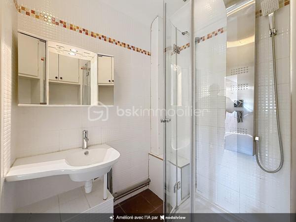À vendre – Maurepas centre-ville

Dans un environnement calme et familial, venez découvrir cette agréable maison de type Monceau, offrant 80 m² habitables, parfaitement adaptée à une vie de famille ou à un premier achat.
Dès l’entrée, vous apprécierez une maison lumineuse, fonctionnelle et entretenue, bénéficiant de prestations appréciables et d’un emplacement particulièrement pratique.
La maison se compose d’un séjour lumineux de 21,2 m², d’une cuisine équipée et fonctionnelle, de trois chambres, ainsi que d’une salle d’eau et WC séparé
À l’extérieur, une terrasse de 15 m² vous permettra de profiter pleinement des beaux jours, que ce soit pour déjeuner en famille, recevoir vos proches ou simplement profiter d’un moment de détente.

Un véritable potentiel d’évolution
Les combles aménageables d’environ 20 m² représentent un véritable atout et offrent la possibilité de créer, selon vos besoins et sous réserve des autorisations nécessaires, une pièce supplémentaire : bureau, chambre, salle de jeux ou espace dédié au télétravail.
Côté stationnement, vous bénéficierez d’un grand garage de 24 m² avec porte motorisée, ainsi que d’une place de stationnement extérieure.

Des prestations confortables
Fenêtres PVC double vitrage
Volets roulants électriques
Construction en brique
Toiture en tuiles à emboîtement en excellent état
Façade en bon état général
Maison entretenue et habitable immédiatement

Pourquoi vous allez l’aimer ?
- Maison familiale de 81 m²
- 3 chambres
- Séjour lumineux
- Terrasse de 15 m²
- Combles aménageables d’environ 20 m²
- Grand garage de 24 m² avec porte motorisée
- Stationnement extérieur
- Double vitrage PVC
- Volets roulants électriques
- Quartier calme et familial
- Écoles et commerces accessibles à pied
- Proximité des transports
- Beau potentiel d’évolution

Un emplacement où tout est accessible à pied:
L’un des véritables atouts de cette maison réside dans son emplacement au cœur de Maurepas.
Vous profitez d’un quotidien facilité grâce à la proximité des commerces, écoles et services : crèche, écoles maternelle et primaire, collège et lycée sont accessibles à pied.
Vous trouverez également à proximité les commerces et services du centre-ville : supermarché, pharmacie, commerces de bouche, restaurants, tabac-presse, fleuriste, etc.
Le marché, présent les mercredis et samedis, vient compléter cette offre de proximité.
Côté transports, la gare de La Verrière est accessible à pied ou en bus depuis le secteur, permettant notamment de rejoindre Saint-Quentin-en-Yvelines, Versailles, Paris-Montparnasse, La Défense et Rambouillet.

Une maison fonctionnelle, lumineuse et pleine de potentiel, idéalement située pour profiter d’un véritable quotidien

Une visite s’impose !

SARA RODRIGUES – BSK IMMOBILIER
06 33 82 07 35