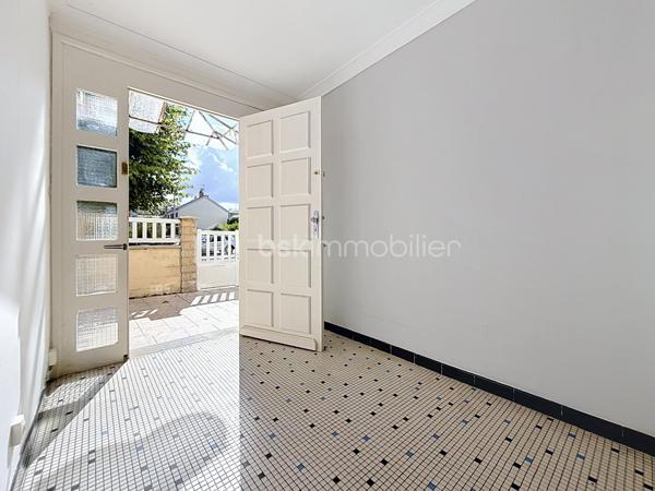 À vendre – Maurepas centre-ville

Dans un environnement calme et familial, venez découvrir cette agréable maison de type Monceau, offrant 80 m² habitables, parfaitement adaptée à une vie de famille ou à un premier achat.
Dès l’entrée, vous apprécierez une maison lumineuse, fonctionnelle et entretenue, bénéficiant de prestations appréciables et d’un emplacement particulièrement pratique.
La maison se compose d’un séjour lumineux de 21,2 m², d’une cuisine équipée et fonctionnelle, de trois chambres, ainsi que d’une salle d’eau et WC séparé
À l’extérieur, une terrasse de 15 m² vous permettra de profiter pleinement des beaux jours, que ce soit pour déjeuner en famille, recevoir vos proches ou simplement profiter d’un moment de détente.

Un véritable potentiel d’évolution
Les combles aménageables d’environ 20 m² représentent un véritable atout et offrent la possibilité de créer, selon vos besoins et sous réserve des autorisations nécessaires, une pièce supplémentaire : bureau, chambre, salle de jeux ou espace dédié au télétravail.
Côté stationnement, vous bénéficierez d’un grand garage de 24 m² avec porte motorisée, ainsi que d’une place de stationnement extérieure.

Des prestations confortables
Fenêtres PVC double vitrage
Volets roulants électriques
Construction en brique
Toiture en tuiles à emboîtement en excellent état
Façade en bon état général
Maison entretenue et habitable immédiatement

Pourquoi vous allez l’aimer ?
- Maison familiale de 81 m²
- 3 chambres
- Séjour lumineux
- Terrasse de 15 m²
- Combles aménageables d’environ 20 m²
- Grand garage de 24 m² avec porte motorisée
- Stationnement extérieur
- Double vitrage PVC
- Volets roulants électriques
- Quartier calme et familial
- Écoles et commerces accessibles à pied
- Proximité des transports
- Beau potentiel d’évolution

Un emplacement où tout est accessible à pied:
L’un des véritables atouts de cette maison réside dans son emplacement au cœur de Maurepas.
Vous profitez d’un quotidien facilité grâce à la proximité des commerces, écoles et services : crèche, écoles maternelle et primaire, collège et lycée sont accessibles à pied.
Vous trouverez également à proximité les commerces et services du centre-ville : supermarché, pharmacie, commerces de bouche, restaurants, tabac-presse, fleuriste, etc.
Le marché, présent les mercredis et samedis, vient compléter cette offre de proximité.
Côté transports, la gare de La Verrière est accessible à pied ou en bus depuis le secteur, permettant notamment de rejoindre Saint-Quentin-en-Yvelines, Versailles, Paris-Montparnasse, La Défense et Rambouillet.

Une maison fonctionnelle, lumineuse et pleine de potentiel, idéalement située pour profiter d’un véritable quotidien

Une visite s’impose !

SARA RODRIGUES – BSK IMMOBILIER
06 33 82 07 35