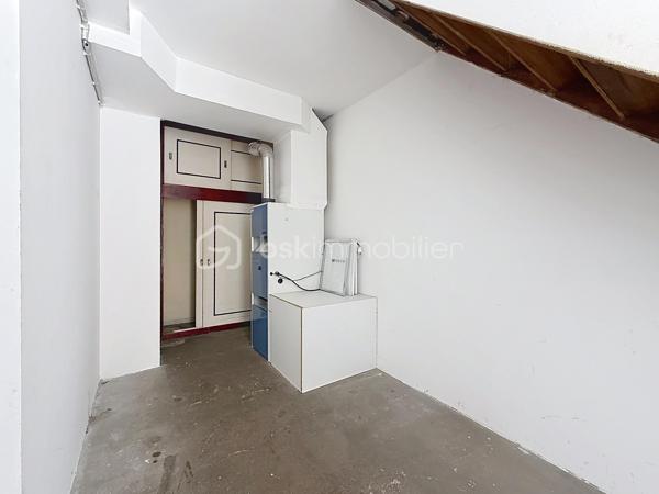 À vendre – Maurepas centre-ville

Dans un environnement calme et familial, venez découvrir cette agréable maison de type Monceau, offrant 80 m² habitables, parfaitement adaptée à une vie de famille ou à un premier achat.
Dès l’entrée, vous apprécierez une maison lumineuse, fonctionnelle et entretenue, bénéficiant de prestations appréciables et d’un emplacement particulièrement pratique.
La maison se compose d’un séjour lumineux de 21,2 m², d’une cuisine équipée et fonctionnelle, de trois chambres, ainsi que d’une salle d’eau et WC séparé
À l’extérieur, une terrasse de 15 m² vous permettra de profiter pleinement des beaux jours, que ce soit pour déjeuner en famille, recevoir vos proches ou simplement profiter d’un moment de détente.

Un véritable potentiel d’évolution
Les combles aménageables d’environ 20 m² représentent un véritable atout et offrent la possibilité de créer, selon vos besoins et sous réserve des autorisations nécessaires, une pièce supplémentaire : bureau, chambre, salle de jeux ou espace dédié au télétravail.
Côté stationnement, vous bénéficierez d’un grand garage de 24 m² avec porte motorisée, ainsi que d’une place de stationnement extérieure.

Des prestations confortables
Fenêtres PVC double vitrage
Volets roulants électriques
Construction en brique
Toiture en tuiles à emboîtement en excellent état
Façade en bon état général
Maison entretenue et habitable immédiatement

Pourquoi vous allez l’aimer ?
- Maison familiale de 81 m²
- 3 chambres
- Séjour lumineux
- Terrasse de 15 m²
- Combles aménageables d’environ 20 m²
- Grand garage de 24 m² avec porte motorisée
- Stationnement extérieur
- Double vitrage PVC
- Volets roulants électriques
- Quartier calme et familial
- Écoles et commerces accessibles à pied
- Proximité des transports
- Beau potentiel d’évolution

Un emplacement où tout est accessible à pied:
L’un des véritables atouts de cette maison réside dans son emplacement au cœur de Maurepas.
Vous profitez d’un quotidien facilité grâce à la proximité des commerces, écoles et services : crèche, écoles maternelle et primaire, collège et lycée sont accessibles à pied.
Vous trouverez également à proximité les commerces et services du centre-ville : supermarché, pharmacie, commerces de bouche, restaurants, tabac-presse, fleuriste, etc.
Le marché, présent les mercredis et samedis, vient compléter cette offre de proximité.
Côté transports, la gare de La Verrière est accessible à pied ou en bus depuis le secteur, permettant notamment de rejoindre Saint-Quentin-en-Yvelines, Versailles, Paris-Montparnasse, La Défense et Rambouillet.

Une maison fonctionnelle, lumineuse et pleine de potentiel, idéalement située pour profiter d’un véritable quotidien

Une visite s’impose !

SARA RODRIGUES – BSK IMMOBILIER
06 33 82 07 35