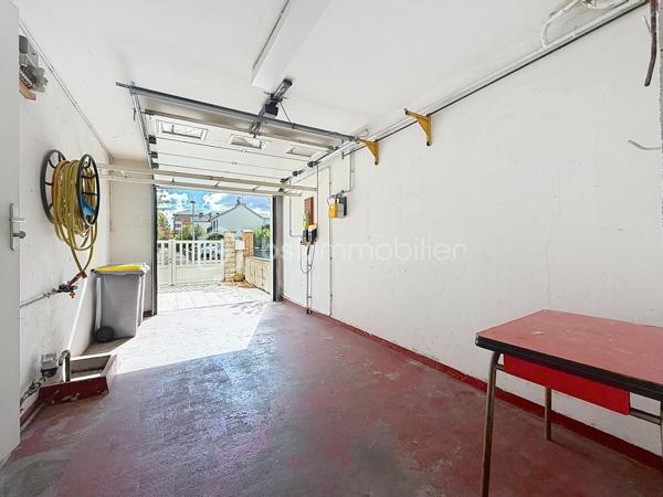À vendre – Maurepas centre-ville

Dans un environnement calme et familial, venez découvrir cette agréable maison de type Monceau, offrant 80 m² habitables, parfaitement adaptée à une vie de famille ou à un premier achat.
Dès l’entrée, vous apprécierez une maison lumineuse, fonctionnelle et entretenue, bénéficiant de prestations appréciables et d’un emplacement particulièrement pratique.
La maison se compose d’un séjour lumineux de 21,2 m², d’une cuisine équipée et fonctionnelle, de trois chambres, ainsi que d’une salle d’eau et WC séparé
À l’extérieur, une terrasse de 15 m² vous permettra de profiter pleinement des beaux jours, que ce soit pour déjeuner en famille, recevoir vos proches ou simplement profiter d’un moment de détente.

Un véritable potentiel d’évolution
Les combles aménageables d’environ 20 m² représentent un véritable atout et offrent la possibilité de créer, selon vos besoins et sous réserve des autorisations nécessaires, une pièce supplémentaire : bureau, chambre, salle de jeux ou espace dédié au télétravail.
Côté stationnement, vous bénéficierez d’un grand garage de 24 m² avec porte motorisée, ainsi que d’une place de stationnement extérieure.

Des prestations confortables
Fenêtres PVC double vitrage
Volets roulants électriques
Construction en brique
Toiture en tuiles à emboîtement en excellent état
Façade en bon état général
Maison entretenue et habitable immédiatement

Pourquoi vous allez l’aimer ?
- Maison familiale de 81 m²
- 3 chambres
- Séjour lumineux
- Terrasse de 15 m²
- Combles aménageables d’environ 20 m²
- Grand garage de 24 m² avec porte motorisée
- Stationnement extérieur
- Double vitrage PVC
- Volets roulants électriques
- Quartier calme et familial
- Écoles et commerces accessibles à pied
- Proximité des transports
- Beau potentiel d’évolution

Un emplacement où tout est accessible à pied:
L’un des véritables atouts de cette maison réside dans son emplacement au cœur de Maurepas.
Vous profitez d’un quotidien facilité grâce à la proximité des commerces, écoles et services : crèche, écoles maternelle et primaire, collège et lycée sont accessibles à pied.
Vous trouverez également à proximité les commerces et services du centre-ville : supermarché, pharmacie, commerces de bouche, restaurants, tabac-presse, fleuriste, etc.
Le marché, présent les mercredis et samedis, vient compléter cette offre de proximité.
Côté transports, la gare de La Verrière est accessible à pied ou en bus depuis le secteur, permettant notamment de rejoindre Saint-Quentin-en-Yvelines, Versailles, Paris-Montparnasse, La Défense et Rambouillet.

Une maison fonctionnelle, lumineuse et pleine de potentiel, idéalement située pour profiter d’un véritable quotidien

Une visite s’impose !

SARA RODRIGUES – BSK IMMOBILIER
06 33 82 07 35
