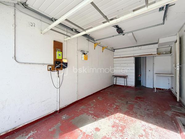 À vendre – Maurepas centre-ville

Dans un environnement calme et familial, venez découvrir cette agréable maison de type Monceau, offrant 80 m² habitables, parfaitement adaptée à une vie de famille ou à un premier achat.
Dès l’entrée, vous apprécierez une maison lumineuse, fonctionnelle et entretenue, bénéficiant de prestations appréciables et d’un emplacement particulièrement pratique.
La maison se compose d’un séjour lumineux de 21,2 m², d’une cuisine équipée et fonctionnelle, de trois chambres, ainsi que d’une salle d’eau et WC séparé
À l’extérieur, une terrasse de 15 m² vous permettra de profiter pleinement des beaux jours, que ce soit pour déjeuner en famille, recevoir vos proches ou simplement profiter d’un moment de détente.

Un véritable potentiel d’évolution
Les combles aménageables d’environ 20 m² représentent un véritable atout et offrent la possibilité de créer, selon vos besoins et sous réserve des autorisations nécessaires, une pièce supplémentaire : bureau, chambre, salle de jeux ou espace dédié au télétravail.
Côté stationnement, vous bénéficierez d’un grand garage de 24 m² avec porte motorisée, ainsi que d’une place de stationnement extérieure.

Des prestations confortables
Fenêtres PVC double vitrage
Volets roulants électriques
Construction en brique
Toiture en tuiles à emboîtement en excellent état
Façade en bon état général
Maison entretenue et habitable immédiatement

Pourquoi vous allez l’aimer ?
- Maison familiale de 81 m²
- 3 chambres
- Séjour lumineux
- Terrasse de 15 m²
- Combles aménageables d’environ 20 m²
- Grand garage de 24 m² avec porte motorisée
- Stationnement extérieur
- Double vitrage PVC
- Volets roulants électriques
- Quartier calme et familial
- Écoles et commerces accessibles à pied
- Proximité des transports
- Beau potentiel d’évolution

Un emplacement où tout est accessible à pied:
L’un des véritables atouts de cette maison réside dans son emplacement au cœur de Maurepas.
Vous profitez d’un quotidien facilité grâce à la proximité des commerces, écoles et services : crèche, écoles maternelle et primaire, collège et lycée sont accessibles à pied.
Vous trouverez également à proximité les commerces et services du centre-ville : supermarché, pharmacie, commerces de bouche, restaurants, tabac-presse, fleuriste, etc.
Le marché, présent les mercredis et samedis, vient compléter cette offre de proximité.
Côté transports, la gare de La Verrière est accessible à pied ou en bus depuis le secteur, permettant notamment de rejoindre Saint-Quentin-en-Yvelines, Versailles, Paris-Montparnasse, La Défense et Rambouillet.

Une maison fonctionnelle, lumineuse et pleine de potentiel, idéalement située pour profiter d’un véritable quotidien

Une visite s’impose !

SARA RODRIGUES – BSK IMMOBILIER
06 33 82 07 35