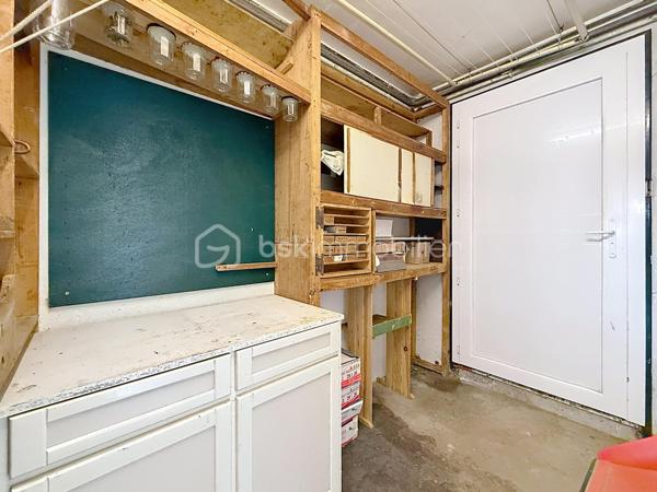 À vendre – Maurepas centre-ville

Dans un environnement calme et familial, venez découvrir cette agréable maison de type Monceau, offrant 80 m² habitables, parfaitement adaptée à une vie de famille ou à un premier achat.
Dès l’entrée, vous apprécierez une maison lumineuse, fonctionnelle et entretenue, bénéficiant de prestations appréciables et d’un emplacement particulièrement pratique.
La maison se compose d’un séjour lumineux de 21,2 m², d’une cuisine équipée et fonctionnelle, de trois chambres, ainsi que d’une salle d’eau et WC séparé
À l’extérieur, une terrasse de 15 m² vous permettra de profiter pleinement des beaux jours, que ce soit pour déjeuner en famille, recevoir vos proches ou simplement profiter d’un moment de détente.

Un véritable potentiel d’évolution
Les combles aménageables d’environ 20 m² représentent un véritable atout et offrent la possibilité de créer, selon vos besoins et sous réserve des autorisations nécessaires, une pièce supplémentaire : bureau, chambre, salle de jeux ou espace dédié au télétravail.
Côté stationnement, vous bénéficierez d’un grand garage de 24 m² avec porte motorisée, ainsi que d’une place de stationnement extérieure.

Des prestations confortables
Fenêtres PVC double vitrage
Volets roulants électriques
Construction en brique
Toiture en tuiles à emboîtement en excellent état
Façade en bon état général
Maison entretenue et habitable immédiatement

Pourquoi vous allez l’aimer ?
- Maison familiale de 81 m²
- 3 chambres
- Séjour lumineux
- Terrasse de 15 m²
- Combles aménageables d’environ 20 m²
- Grand garage de 24 m² avec porte motorisée
- Stationnement extérieur
- Double vitrage PVC
- Volets roulants électriques
- Quartier calme et familial
- Écoles et commerces accessibles à pied
- Proximité des transports
- Beau potentiel d’évolution

Un emplacement où tout est accessible à pied:
L’un des véritables atouts de cette maison réside dans son emplacement au cœur de Maurepas.
Vous profitez d’un quotidien facilité grâce à la proximité des commerces, écoles et services : crèche, écoles maternelle et primaire, collège et lycée sont accessibles à pied.
Vous trouverez également à proximité les commerces et services du centre-ville : supermarché, pharmacie, commerces de bouche, restaurants, tabac-presse, fleuriste, etc.
Le marché, présent les mercredis et samedis, vient compléter cette offre de proximité.
Côté transports, la gare de La Verrière est accessible à pied ou en bus depuis le secteur, permettant notamment de rejoindre Saint-Quentin-en-Yvelines, Versailles, Paris-Montparnasse, La Défense et Rambouillet.

Une maison fonctionnelle, lumineuse et pleine de potentiel, idéalement située pour profiter d’un véritable quotidien

Une visite s’impose !

SARA RODRIGUES – BSK IMMOBILIER
06 33 82 07 35