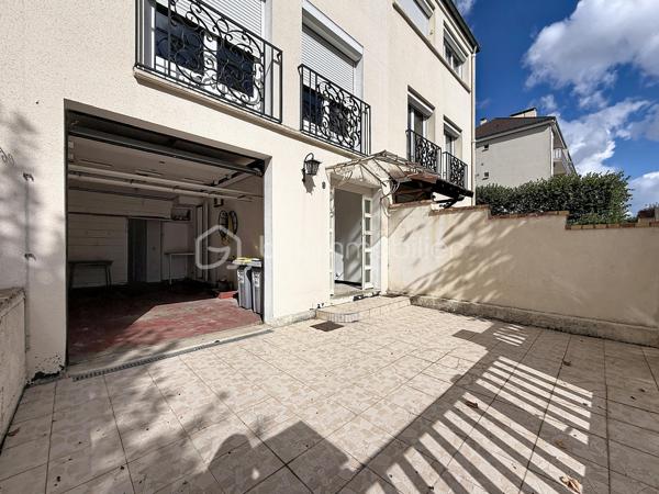 À vendre – Maurepas centre-ville

Dans un environnement calme et familial, venez découvrir cette agréable maison de type Monceau, offrant 80 m² habitables, parfaitement adaptée à une vie de famille ou à un premier achat.
Dès l’entrée, vous apprécierez une maison lumineuse, fonctionnelle et entretenue, bénéficiant de prestations appréciables et d’un emplacement particulièrement pratique.
La maison se compose d’un séjour lumineux de 21,2 m², d’une cuisine équipée et fonctionnelle, de trois chambres, ainsi que d’une salle d’eau et WC séparé
À l’extérieur, une terrasse de 15 m² vous permettra de profiter pleinement des beaux jours, que ce soit pour déjeuner en famille, recevoir vos proches ou simplement profiter d’un moment de détente.

Un véritable potentiel d’évolution
Les combles aménageables d’environ 20 m² représentent un véritable atout et offrent la possibilité de créer, selon vos besoins et sous réserve des autorisations nécessaires, une pièce supplémentaire : bureau, chambre, salle de jeux ou espace dédié au télétravail.
Côté stationnement, vous bénéficierez d’un grand garage de 24 m² avec porte motorisée, ainsi que d’une place de stationnement extérieure.

Des prestations confortables
Fenêtres PVC double vitrage
Volets roulants électriques
Construction en brique
Toiture en tuiles à emboîtement en excellent état
Façade en bon état général
Maison entretenue et habitable immédiatement

Pourquoi vous allez l’aimer ?
- Maison familiale de 81 m²
- 3 chambres
- Séjour lumineux
- Terrasse de 15 m²
- Combles aménageables d’environ 20 m²
- Grand garage de 24 m² avec porte motorisée
- Stationnement extérieur
- Double vitrage PVC
- Volets roulants électriques
- Quartier calme et familial
- Écoles et commerces accessibles à pied
- Proximité des transports
- Beau potentiel d’évolution

Un emplacement où tout est accessible à pied:
L’un des véritables atouts de cette maison réside dans son emplacement au cœur de Maurepas.
Vous profitez d’un quotidien facilité grâce à la proximité des commerces, écoles et services : crèche, écoles maternelle et primaire, collège et lycée sont accessibles à pied.
Vous trouverez également à proximité les commerces et services du centre-ville : supermarché, pharmacie, commerces de bouche, restaurants, tabac-presse, fleuriste, etc.
Le marché, présent les mercredis et samedis, vient compléter cette offre de proximité.
Côté transports, la gare de La Verrière est accessible à pied ou en bus depuis le secteur, permettant notamment de rejoindre Saint-Quentin-en-Yvelines, Versailles, Paris-Montparnasse, La Défense et Rambouillet.

Une maison fonctionnelle, lumineuse et pleine de potentiel, idéalement située pour profiter d’un véritable quotidien

Une visite s’impose !

SARA RODRIGUES – BSK IMMOBILIER
06 33 82 07 35