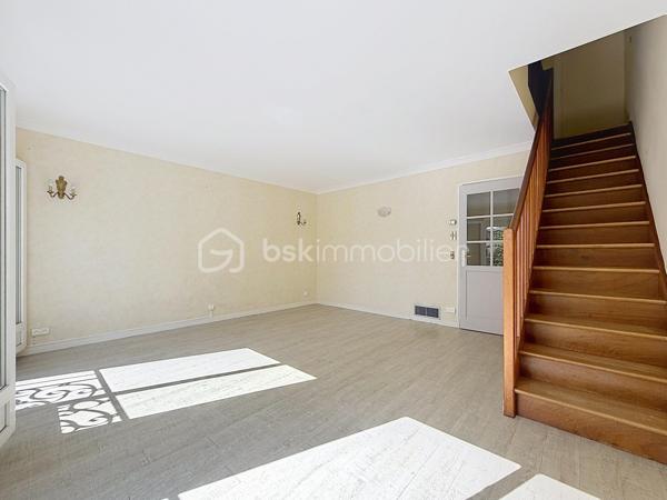 À vendre – Maurepas centre-ville

Dans un environnement calme et familial, venez découvrir cette agréable maison de type Monceau, offrant 80 m² habitables, parfaitement adaptée à une vie de famille ou à un premier achat.
Dès l’entrée, vous apprécierez une maison lumineuse, fonctionnelle et entretenue, bénéficiant de prestations appréciables et d’un emplacement particulièrement pratique.
La maison se compose d’un séjour lumineux de 21,2 m², d’une cuisine équipée et fonctionnelle, de trois chambres, ainsi que d’une salle d’eau et WC séparé
À l’extérieur, une terrasse de 15 m² vous permettra de profiter pleinement des beaux jours, que ce soit pour déjeuner en famille, recevoir vos proches ou simplement profiter d’un moment de détente.

Un véritable potentiel d’évolution
Les combles aménageables d’environ 20 m² représentent un véritable atout et offrent la possibilité de créer, selon vos besoins et sous réserve des autorisations nécessaires, une pièce supplémentaire : bureau, chambre, salle de jeux ou espace dédié au télétravail.
Côté stationnement, vous bénéficierez d’un grand garage de 24 m² avec porte motorisée, ainsi que d’une place de stationnement extérieure.

Des prestations confortables
Fenêtres PVC double vitrage
Volets roulants électriques
Construction en brique
Toiture en tuiles à emboîtement en excellent état
Façade en bon état général
Maison entretenue et habitable immédiatement

Pourquoi vous allez l’aimer ?
- Maison familiale de 81 m²
- 3 chambres
- Séjour lumineux
- Terrasse de 15 m²
- Combles aménageables d’environ 20 m²
- Grand garage de 24 m² avec porte motorisée
- Stationnement extérieur
- Double vitrage PVC
- Volets roulants électriques
- Quartier calme et familial
- Écoles et commerces accessibles à pied
- Proximité des transports
- Beau potentiel d’évolution

Un emplacement où tout est accessible à pied:
L’un des véritables atouts de cette maison réside dans son emplacement au cœur de Maurepas.
Vous profitez d’un quotidien facilité grâce à la proximité des commerces, écoles et services : crèche, écoles maternelle et primaire, collège et lycée sont accessibles à pied.
Vous trouverez également à proximité les commerces et services du centre-ville : supermarché, pharmacie, commerces de bouche, restaurants, tabac-presse, fleuriste, etc.
Le marché, présent les mercredis et samedis, vient compléter cette offre de proximité.
Côté transports, la gare de La Verrière est accessible à pied ou en bus depuis le secteur, permettant notamment de rejoindre Saint-Quentin-en-Yvelines, Versailles, Paris-Montparnasse, La Défense et Rambouillet.

Une maison fonctionnelle, lumineuse et pleine de potentiel, idéalement située pour profiter d’un véritable quotidien

Une visite s’impose !

SARA RODRIGUES – BSK IMMOBILIER
06 33 82 07 35
