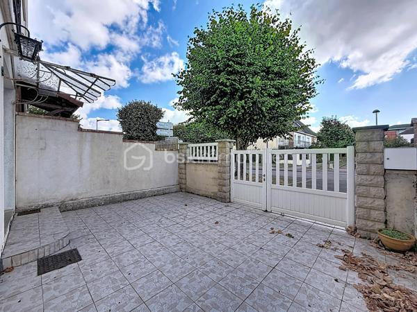 À vendre – Maurepas centre-ville

Dans un environnement calme et familial, venez découvrir cette agréable maison de type Monceau, offrant 80 m² habitables, parfaitement adaptée à une vie de famille ou à un premier achat.
Dès l’entrée, vous apprécierez une maison lumineuse, fonctionnelle et entretenue, bénéficiant de prestations appréciables et d’un emplacement particulièrement pratique.
La maison se compose d’un séjour lumineux de 21,2 m², d’une cuisine équipée et fonctionnelle, de trois chambres, ainsi que d’une salle d’eau et WC séparé
À l’extérieur, une terrasse de 15 m² vous permettra de profiter pleinement des beaux jours, que ce soit pour déjeuner en famille, recevoir vos proches ou simplement profiter d’un moment de détente.

Un véritable potentiel d’évolution
Les combles aménageables d’environ 20 m² représentent un véritable atout et offrent la possibilité de créer, selon vos besoins et sous réserve des autorisations nécessaires, une pièce supplémentaire : bureau, chambre, salle de jeux ou espace dédié au télétravail.
Côté stationnement, vous bénéficierez d’un grand garage de 24 m² avec porte motorisée, ainsi que d’une place de stationnement extérieure.

Des prestations confortables
Fenêtres PVC double vitrage
Volets roulants électriques
Construction en brique
Toiture en tuiles à emboîtement en excellent état
Façade en bon état général
Maison entretenue et habitable immédiatement

Pourquoi vous allez l’aimer ?
- Maison familiale de 81 m²
- 3 chambres
- Séjour lumineux
- Terrasse de 15 m²
- Combles aménageables d’environ 20 m²
- Grand garage de 24 m² avec porte motorisée
- Stationnement extérieur
- Double vitrage PVC
- Volets roulants électriques
- Quartier calme et familial
- Écoles et commerces accessibles à pied
- Proximité des transports
- Beau potentiel d’évolution

Un emplacement où tout est accessible à pied:
L’un des véritables atouts de cette maison réside dans son emplacement au cœur de Maurepas.
Vous profitez d’un quotidien facilité grâce à la proximité des commerces, écoles et services : crèche, écoles maternelle et primaire, collège et lycée sont accessibles à pied.
Vous trouverez également à proximité les commerces et services du centre-ville : supermarché, pharmacie, commerces de bouche, restaurants, tabac-presse, fleuriste, etc.
Le marché, présent les mercredis et samedis, vient compléter cette offre de proximité.
Côté transports, la gare de La Verrière est accessible à pied ou en bus depuis le secteur, permettant notamment de rejoindre Saint-Quentin-en-Yvelines, Versailles, Paris-Montparnasse, La Défense et Rambouillet.

Une maison fonctionnelle, lumineuse et pleine de potentiel, idéalement située pour profiter d’un véritable quotidien

Une visite s’impose !

SARA RODRIGUES – BSK IMMOBILIER
06 33 82 07 35