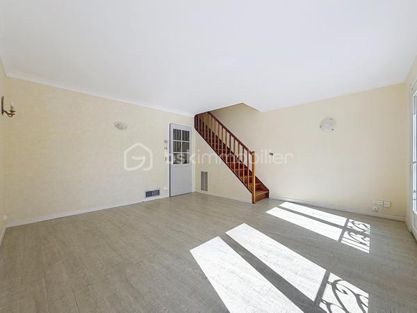 À vendre – Maurepas centre-ville

Dans un environnement calme et familial, venez découvrir cette agréable maison de type Monceau, offrant 80 m² habitables, parfaitement adaptée à une vie de famille ou à un premier achat.
Dès l’entrée, vous apprécierez une maison lumineuse, fonctionnelle et entretenue, bénéficiant de prestations appréciables et d’un emplacement particulièrement pratique.
La maison se compose d’un séjour lumineux de 21,2 m², d’une cuisine équipée et fonctionnelle, de trois chambres, ainsi que d’une salle d’eau et WC séparé
À l’extérieur, une terrasse de 15 m² vous permettra de profiter pleinement des beaux jours, que ce soit pour déjeuner en famille, recevoir vos proches ou simplement profiter d’un moment de détente.

Un véritable potentiel d’évolution
Les combles aménageables d’environ 20 m² représentent un véritable atout et offrent la possibilité de créer, selon vos besoins et sous réserve des autorisations nécessaires, une pièce supplémentaire : bureau, chambre, salle de jeux ou espace dédié au télétravail.
Côté stationnement, vous bénéficierez d’un grand garage de 24 m² avec porte motorisée, ainsi que d’une place de stationnement extérieure.

Des prestations confortables
Fenêtres PVC double vitrage
Volets roulants électriques
Construction en brique
Toiture en tuiles à emboîtement en excellent état
Façade en bon état général
Maison entretenue et habitable immédiatement

Pourquoi vous allez l’aimer ?
- Maison familiale de 81 m²
- 3 chambres
- Séjour lumineux
- Terrasse de 15 m²
- Combles aménageables d’environ 20 m²
- Grand garage de 24 m² avec porte motorisée
- Stationnement extérieur
- Double vitrage PVC
- Volets roulants électriques
- Quartier calme et familial
- Écoles et commerces accessibles à pied
- Proximité des transports
- Beau potentiel d’évolution

Un emplacement où tout est accessible à pied:
L’un des véritables atouts de cette maison réside dans son emplacement au cœur de Maurepas.
Vous profitez d’un quotidien facilité grâce à la proximité des commerces, écoles et services : crèche, écoles maternelle et primaire, collège et lycée sont accessibles à pied.
Vous trouverez également à proximité les commerces et services du centre-ville : supermarché, pharmacie, commerces de bouche, restaurants, tabac-presse, fleuriste, etc.
Le marché, présent les mercredis et samedis, vient compléter cette offre de proximité.
Côté transports, la gare de La Verrière est accessible à pied ou en bus depuis le secteur, permettant notamment de rejoindre Saint-Quentin-en-Yvelines, Versailles, Paris-Montparnasse, La Défense et Rambouillet.

Une maison fonctionnelle, lumineuse et pleine de potentiel, idéalement située pour profiter d’un véritable quotidien

Une visite s’impose !

SARA RODRIGUES – BSK IMMOBILIER
06 33 82 07 35
