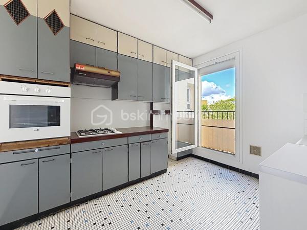 À vendre – Maurepas centre-ville

Dans un environnement calme et familial, venez découvrir cette agréable maison de type Monceau, offrant 80 m² habitables, parfaitement adaptée à une vie de famille ou à un premier achat.
Dès l’entrée, vous apprécierez une maison lumineuse, fonctionnelle et entretenue, bénéficiant de prestations appréciables et d’un emplacement particulièrement pratique.
La maison se compose d’un séjour lumineux de 21,2 m², d’une cuisine équipée et fonctionnelle, de trois chambres, ainsi que d’une salle d’eau et WC séparé
À l’extérieur, une terrasse de 15 m² vous permettra de profiter pleinement des beaux jours, que ce soit pour déjeuner en famille, recevoir vos proches ou simplement profiter d’un moment de détente.

Un véritable potentiel d’évolution
Les combles aménageables d’environ 20 m² représentent un véritable atout et offrent la possibilité de créer, selon vos besoins et sous réserve des autorisations nécessaires, une pièce supplémentaire : bureau, chambre, salle de jeux ou espace dédié au télétravail.
Côté stationnement, vous bénéficierez d’un grand garage de 24 m² avec porte motorisée, ainsi que d’une place de stationnement extérieure.

Des prestations confortables
Fenêtres PVC double vitrage
Volets roulants électriques
Construction en brique
Toiture en tuiles à emboîtement en excellent état
Façade en bon état général
Maison entretenue et habitable immédiatement

Pourquoi vous allez l’aimer ?
- Maison familiale de 81 m²
- 3 chambres
- Séjour lumineux
- Terrasse de 15 m²
- Combles aménageables d’environ 20 m²
- Grand garage de 24 m² avec porte motorisée
- Stationnement extérieur
- Double vitrage PVC
- Volets roulants électriques
- Quartier calme et familial
- Écoles et commerces accessibles à pied
- Proximité des transports
- Beau potentiel d’évolution

Un emplacement où tout est accessible à pied:
L’un des véritables atouts de cette maison réside dans son emplacement au cœur de Maurepas.
Vous profitez d’un quotidien facilité grâce à la proximité des commerces, écoles et services : crèche, écoles maternelle et primaire, collège et lycée sont accessibles à pied.
Vous trouverez également à proximité les commerces et services du centre-ville : supermarché, pharmacie, commerces de bouche, restaurants, tabac-presse, fleuriste, etc.
Le marché, présent les mercredis et samedis, vient compléter cette offre de proximité.
Côté transports, la gare de La Verrière est accessible à pied ou en bus depuis le secteur, permettant notamment de rejoindre Saint-Quentin-en-Yvelines, Versailles, Paris-Montparnasse, La Défense et Rambouillet.

Une maison fonctionnelle, lumineuse et pleine de potentiel, idéalement située pour profiter d’un véritable quotidien

Une visite s’impose !

SARA RODRIGUES – BSK IMMOBILIER
06 33 82 07 35