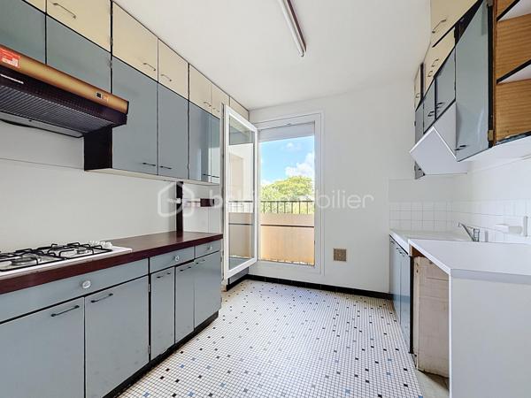 À vendre – Maurepas centre-ville

Dans un environnement calme et familial, venez découvrir cette agréable maison de type Monceau, offrant 80 m² habitables, parfaitement adaptée à une vie de famille ou à un premier achat.
Dès l’entrée, vous apprécierez une maison lumineuse, fonctionnelle et entretenue, bénéficiant de prestations appréciables et d’un emplacement particulièrement pratique.
La maison se compose d’un séjour lumineux de 21,2 m², d’une cuisine équipée et fonctionnelle, de trois chambres, ainsi que d’une salle d’eau et WC séparé
À l’extérieur, une terrasse de 15 m² vous permettra de profiter pleinement des beaux jours, que ce soit pour déjeuner en famille, recevoir vos proches ou simplement profiter d’un moment de détente.

Un véritable potentiel d’évolution
Les combles aménageables d’environ 20 m² représentent un véritable atout et offrent la possibilité de créer, selon vos besoins et sous réserve des autorisations nécessaires, une pièce supplémentaire : bureau, chambre, salle de jeux ou espace dédié au télétravail.
Côté stationnement, vous bénéficierez d’un grand garage de 24 m² avec porte motorisée, ainsi que d’une place de stationnement extérieure.

Des prestations confortables
Fenêtres PVC double vitrage
Volets roulants électriques
Construction en brique
Toiture en tuiles à emboîtement en excellent état
Façade en bon état général
Maison entretenue et habitable immédiatement

Pourquoi vous allez l’aimer ?
- Maison familiale de 81 m²
- 3 chambres
- Séjour lumineux
- Terrasse de 15 m²
- Combles aménageables d’environ 20 m²
- Grand garage de 24 m² avec porte motorisée
- Stationnement extérieur
- Double vitrage PVC
- Volets roulants électriques
- Quartier calme et familial
- Écoles et commerces accessibles à pied
- Proximité des transports
- Beau potentiel d’évolution

Un emplacement où tout est accessible à pied:
L’un des véritables atouts de cette maison réside dans son emplacement au cœur de Maurepas.
Vous profitez d’un quotidien facilité grâce à la proximité des commerces, écoles et services : crèche, écoles maternelle et primaire, collège et lycée sont accessibles à pied.
Vous trouverez également à proximité les commerces et services du centre-ville : supermarché, pharmacie, commerces de bouche, restaurants, tabac-presse, fleuriste, etc.
Le marché, présent les mercredis et samedis, vient compléter cette offre de proximité.
Côté transports, la gare de La Verrière est accessible à pied ou en bus depuis le secteur, permettant notamment de rejoindre Saint-Quentin-en-Yvelines, Versailles, Paris-Montparnasse, La Défense et Rambouillet.

Une maison fonctionnelle, lumineuse et pleine de potentiel, idéalement située pour profiter d’un véritable quotidien

Une visite s’impose !

SARA RODRIGUES – BSK IMMOBILIER
06 33 82 07 35