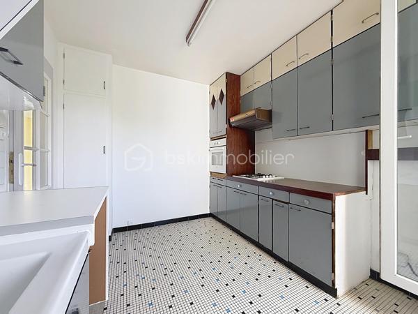 À vendre – Maurepas centre-ville

Dans un environnement calme et familial, venez découvrir cette agréable maison de type Monceau, offrant 80 m² habitables, parfaitement adaptée à une vie de famille ou à un premier achat.
Dès l’entrée, vous apprécierez une maison lumineuse, fonctionnelle et entretenue, bénéficiant de prestations appréciables et d’un emplacement particulièrement pratique.
La maison se compose d’un séjour lumineux de 21,2 m², d’une cuisine équipée et fonctionnelle, de trois chambres, ainsi que d’une salle d’eau et WC séparé
À l’extérieur, une terrasse de 15 m² vous permettra de profiter pleinement des beaux jours, que ce soit pour déjeuner en famille, recevoir vos proches ou simplement profiter d’un moment de détente.

Un véritable potentiel d’évolution
Les combles aménageables d’environ 20 m² représentent un véritable atout et offrent la possibilité de créer, selon vos besoins et sous réserve des autorisations nécessaires, une pièce supplémentaire : bureau, chambre, salle de jeux ou espace dédié au télétravail.
Côté stationnement, vous bénéficierez d’un grand garage de 24 m² avec porte motorisée, ainsi que d’une place de stationnement extérieure.

Des prestations confortables
Fenêtres PVC double vitrage
Volets roulants électriques
Construction en brique
Toiture en tuiles à emboîtement en excellent état
Façade en bon état général
Maison entretenue et habitable immédiatement

Pourquoi vous allez l’aimer ?
- Maison familiale de 81 m²
- 3 chambres
- Séjour lumineux
- Terrasse de 15 m²
- Combles aménageables d’environ 20 m²
- Grand garage de 24 m² avec porte motorisée
- Stationnement extérieur
- Double vitrage PVC
- Volets roulants électriques
- Quartier calme et familial
- Écoles et commerces accessibles à pied
- Proximité des transports
- Beau potentiel d’évolution

Un emplacement où tout est accessible à pied:
L’un des véritables atouts de cette maison réside dans son emplacement au cœur de Maurepas.
Vous profitez d’un quotidien facilité grâce à la proximité des commerces, écoles et services : crèche, écoles maternelle et primaire, collège et lycée sont accessibles à pied.
Vous trouverez également à proximité les commerces et services du centre-ville : supermarché, pharmacie, commerces de bouche, restaurants, tabac-presse, fleuriste, etc.
Le marché, présent les mercredis et samedis, vient compléter cette offre de proximité.
Côté transports, la gare de La Verrière est accessible à pied ou en bus depuis le secteur, permettant notamment de rejoindre Saint-Quentin-en-Yvelines, Versailles, Paris-Montparnasse, La Défense et Rambouillet.

Une maison fonctionnelle, lumineuse et pleine de potentiel, idéalement située pour profiter d’un véritable quotidien

Une visite s’impose !

SARA RODRIGUES – BSK IMMOBILIER
06 33 82 07 35