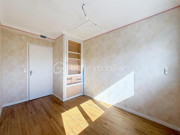 À vendre – Maurepas centre-ville

Dans un environnement calme et familial, venez découvrir cette agréable maison de type Monceau, offrant 80 m² habitables, parfaitement adaptée à une vie de famille ou à un premier achat.
Dès l’entrée, vous apprécierez une maison lumineuse, fonctionnelle et entretenue, bénéficiant de prestations appréciables et d’un emplacement particulièrement pratique.
La maison se compose d’un séjour lumineux de 21,2 m², d’une cuisine équipée et fonctionnelle, de trois chambres, ainsi que d’une salle d’eau et WC séparé
À l’extérieur, une terrasse de 15 m² vous permettra de profiter pleinement des beaux jours, que ce soit pour déjeuner en famille, recevoir vos proches ou simplement profiter d’un moment de détente.

Un véritable potentiel d’évolution
Les combles aménageables d’environ 20 m² représentent un véritable atout et offrent la possibilité de créer, selon vos besoins et sous réserve des autorisations nécessaires, une pièce supplémentaire : bureau, chambre, salle de jeux ou espace dédié au télétravail.
Côté stationnement, vous bénéficierez d’un grand garage de 24 m² avec porte motorisée, ainsi que d’une place de stationnement extérieure.

Des prestations confortables
Fenêtres PVC double vitrage
Volets roulants électriques
Construction en brique
Toiture en tuiles à emboîtement en excellent état
Façade en bon état général
Maison entretenue et habitable immédiatement

Pourquoi vous allez l’aimer ?
- Maison familiale de 81 m²
- 3 chambres
- Séjour lumineux
- Terrasse de 15 m²
- Combles aménageables d’environ 20 m²
- Grand garage de 24 m² avec porte motorisée
- Stationnement extérieur
- Double vitrage PVC
- Volets roulants électriques
- Quartier calme et familial
- Écoles et commerces accessibles à pied
- Proximité des transports
- Beau potentiel d’évolution

Un emplacement où tout est accessible à pied:
L’un des véritables atouts de cette maison réside dans son emplacement au cœur de Maurepas.
Vous profitez d’un quotidien facilité grâce à la proximité des commerces, écoles et services : crèche, écoles maternelle et primaire, collège et lycée sont accessibles à pied.
Vous trouverez également à proximité les commerces et services du centre-ville : supermarché, pharmacie, commerces de bouche, restaurants, tabac-presse, fleuriste, etc.
Le marché, présent les mercredis et samedis, vient compléter cette offre de proximité.
Côté transports, la gare de La Verrière est accessible à pied ou en bus depuis le secteur, permettant notamment de rejoindre Saint-Quentin-en-Yvelines, Versailles, Paris-Montparnasse, La Défense et Rambouillet.

Une maison fonctionnelle, lumineuse et pleine de potentiel, idéalement située pour profiter d’un véritable quotidien

Une visite s’impose !

SARA RODRIGUES – BSK IMMOBILIER
06 33 82 07 35