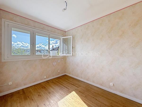 À vendre – Maurepas centre-ville

Dans un environnement calme et familial, venez découvrir cette agréable maison de type Monceau, offrant 80 m² habitables, parfaitement adaptée à une vie de famille ou à un premier achat.
Dès l’entrée, vous apprécierez une maison lumineuse, fonctionnelle et entretenue, bénéficiant de prestations appréciables et d’un emplacement particulièrement pratique.
La maison se compose d’un séjour lumineux de 21,2 m², d’une cuisine équipée et fonctionnelle, de trois chambres, ainsi que d’une salle d’eau et WC séparé
À l’extérieur, une terrasse de 15 m² vous permettra de profiter pleinement des beaux jours, que ce soit pour déjeuner en famille, recevoir vos proches ou simplement profiter d’un moment de détente.

Un véritable potentiel d’évolution
Les combles aménageables d’environ 20 m² représentent un véritable atout et offrent la possibilité de créer, selon vos besoins et sous réserve des autorisations nécessaires, une pièce supplémentaire : bureau, chambre, salle de jeux ou espace dédié au télétravail.
Côté stationnement, vous bénéficierez d’un grand garage de 24 m² avec porte motorisée, ainsi que d’une place de stationnement extérieure.

Des prestations confortables
Fenêtres PVC double vitrage
Volets roulants électriques
Construction en brique
Toiture en tuiles à emboîtement en excellent état
Façade en bon état général
Maison entretenue et habitable immédiatement

Pourquoi vous allez l’aimer ?
- Maison familiale de 81 m²
- 3 chambres
- Séjour lumineux
- Terrasse de 15 m²
- Combles aménageables d’environ 20 m²
- Grand garage de 24 m² avec porte motorisée
- Stationnement extérieur
- Double vitrage PVC
- Volets roulants électriques
- Quartier calme et familial
- Écoles et commerces accessibles à pied
- Proximité des transports
- Beau potentiel d’évolution

Un emplacement où tout est accessible à pied:
L’un des véritables atouts de cette maison réside dans son emplacement au cœur de Maurepas.
Vous profitez d’un quotidien facilité grâce à la proximité des commerces, écoles et services : crèche, écoles maternelle et primaire, collège et lycée sont accessibles à pied.
Vous trouverez également à proximité les commerces et services du centre-ville : supermarché, pharmacie, commerces de bouche, restaurants, tabac-presse, fleuriste, etc.
Le marché, présent les mercredis et samedis, vient compléter cette offre de proximité.
Côté transports, la gare de La Verrière est accessible à pied ou en bus depuis le secteur, permettant notamment de rejoindre Saint-Quentin-en-Yvelines, Versailles, Paris-Montparnasse, La Défense et Rambouillet.

Une maison fonctionnelle, lumineuse et pleine de potentiel, idéalement située pour profiter d’un véritable quotidien

Une visite s’impose !

SARA RODRIGUES – BSK IMMOBILIER
06 33 82 07 35