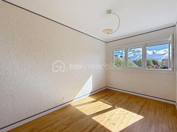 À vendre – Maurepas centre-ville

Dans un environnement calme et familial, venez découvrir cette agréable maison de type Monceau, offrant 80 m² habitables, parfaitement adaptée à une vie de famille ou à un premier achat.
Dès l’entrée, vous apprécierez une maison lumineuse, fonctionnelle et entretenue, bénéficiant de prestations appréciables et d’un emplacement particulièrement pratique.
La maison se compose d’un séjour lumineux de 21,2 m², d’une cuisine équipée et fonctionnelle, de trois chambres, ainsi que d’une salle d’eau et WC séparé
À l’extérieur, une terrasse de 15 m² vous permettra de profiter pleinement des beaux jours, que ce soit pour déjeuner en famille, recevoir vos proches ou simplement profiter d’un moment de détente.

Un véritable potentiel d’évolution
Les combles aménageables d’environ 20 m² représentent un véritable atout et offrent la possibilité de créer, selon vos besoins et sous réserve des autorisations nécessaires, une pièce supplémentaire : bureau, chambre, salle de jeux ou espace dédié au télétravail.
Côté stationnement, vous bénéficierez d’un grand garage de 24 m² avec porte motorisée, ainsi que d’une place de stationnement extérieure.

Des prestations confortables
Fenêtres PVC double vitrage
Volets roulants électriques
Construction en brique
Toiture en tuiles à emboîtement en excellent état
Façade en bon état général
Maison entretenue et habitable immédiatement

Pourquoi vous allez l’aimer ?
- Maison familiale de 81 m²
- 3 chambres
- Séjour lumineux
- Terrasse de 15 m²
- Combles aménageables d’environ 20 m²
- Grand garage de 24 m² avec porte motorisée
- Stationnement extérieur
- Double vitrage PVC
- Volets roulants électriques
- Quartier calme et familial
- Écoles et commerces accessibles à pied
- Proximité des transports
- Beau potentiel d’évolution

Un emplacement où tout est accessible à pied:
L’un des véritables atouts de cette maison réside dans son emplacement au cœur de Maurepas.
Vous profitez d’un quotidien facilité grâce à la proximité des commerces, écoles et services : crèche, écoles maternelle et primaire, collège et lycée sont accessibles à pied.
Vous trouverez également à proximité les commerces et services du centre-ville : supermarché, pharmacie, commerces de bouche, restaurants, tabac-presse, fleuriste, etc.
Le marché, présent les mercredis et samedis, vient compléter cette offre de proximité.
Côté transports, la gare de La Verrière est accessible à pied ou en bus depuis le secteur, permettant notamment de rejoindre Saint-Quentin-en-Yvelines, Versailles, Paris-Montparnasse, La Défense et Rambouillet.

Une maison fonctionnelle, lumineuse et pleine de potentiel, idéalement située pour profiter d’un véritable quotidien

Une visite s’impose !

SARA RODRIGUES – BSK IMMOBILIER
06 33 82 07 35