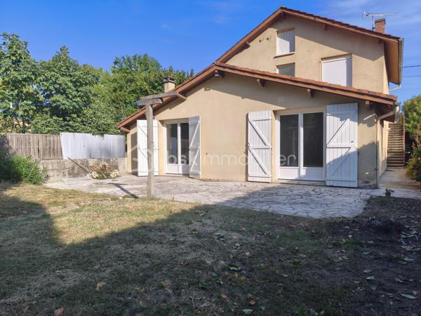 Cette maison vous attend !

Elle se compose, en rez-de-chaussée, d'une entrée desservant la cuisine et la pièce de vie, puis l'accès direct vers le garage. Un WC et un espace buanderie terminent ce niveau.
L'étage comporte trois chambres, une salle d'eau, un WC et un dressing.

En extérieur, une terrasse sans vis à vis et un jardinet.

Une grande partie a été refaite à neuf en 2025.

Les prestations : Toiture (10-15 ans), Isolation au plafond et les murs de l'étage, double vitrage, volets bois et volets roulants, chauffage central au fuel (chaudière de 2025) et cheminée à foyer ouvert, Tout à l'égout.

Elle est très bien située, proche du centre-ville et des commerces.

Votre conseillère est disponible 7/7 jours