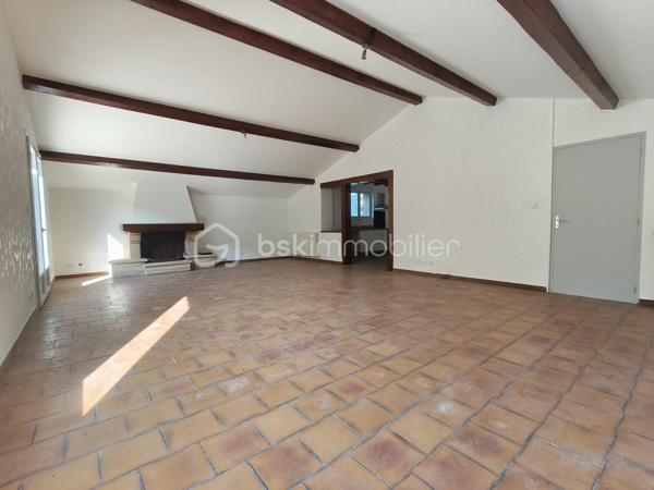 Cette maison vous attend !

Elle se compose, en rez-de-chaussée, d'une entrée desservant la cuisine et la pièce de vie, puis l'accès direct vers le garage. Un WC et un espace buanderie terminent ce niveau.
L'étage comporte trois chambres, une salle d'eau, un WC et un dressing.

En extérieur, une terrasse sans vis à vis et un jardinet.

Une grande partie a été refaite à neuf en 2025.

Les prestations : Toiture (10-15 ans), Isolation au plafond et les murs de l'étage, double vitrage, volets bois et volets roulants, chauffage central au fuel (chaudière de 2025) et cheminée à foyer ouvert, Tout à l'égout.

Elle est très bien située, proche du centre-ville et des commerces.

Votre conseillère est disponible 7/7 jours
