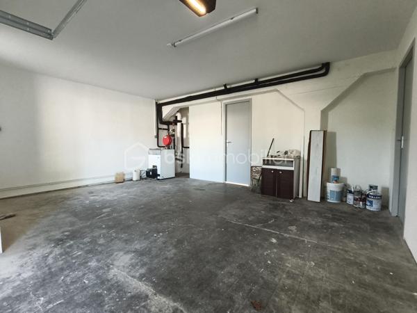 Cette maison vous attend !

Elle se compose, en rez-de-chaussée, d'une entrée desservant la cuisine et la pièce de vie, puis l'accès direct vers le garage. Un WC et un espace buanderie terminent ce niveau.
L'étage comporte trois chambres, une salle d'eau, un WC et un dressing.

En extérieur, une terrasse sans vis à vis et un jardinet.

Une grande partie a été refaite à neuf en 2025.

Les prestations : Toiture (10-15 ans), Isolation au plafond et les murs de l'étage, double vitrage, volets bois et volets roulants, chauffage central au fuel (chaudière de 2025) et cheminée à foyer ouvert, Tout à l'égout.

Elle est très bien située, proche du centre-ville et des commerces.

Votre conseillère est disponible 7/7 jours