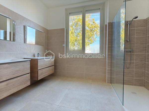 Cette maison vous attend !

Elle se compose, en rez-de-chaussée, d'une entrée desservant la cuisine et la pièce de vie, puis l'accès direct vers le garage. Un WC et un espace buanderie terminent ce niveau.
L'étage comporte trois chambres, une salle d'eau, un WC et un dressing.

En extérieur, une terrasse sans vis à vis et un jardinet.

Une grande partie a été refaite à neuf en 2025.

Les prestations : Toiture (10-15 ans), Isolation au plafond et les murs de l'étage, double vitrage, volets bois et volets roulants, chauffage central au fuel (chaudière de 2025) et cheminée à foyer ouvert, Tout à l'égout.

Elle est très bien située, proche du centre-ville et des commerces.

Votre conseillère est disponible 7/7 jours