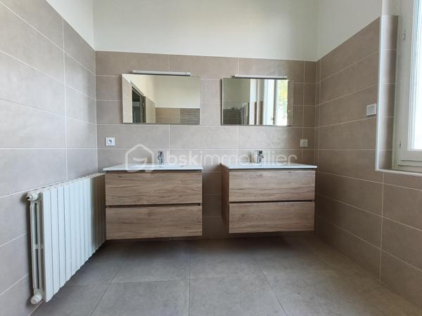 Cette maison vous attend !

Elle se compose, en rez-de-chaussée, d'une entrée desservant la cuisine et la pièce de vie, puis l'accès direct vers le garage. Un WC et un espace buanderie terminent ce niveau.
L'étage comporte trois chambres, une salle d'eau, un WC et un dressing.

En extérieur, une terrasse sans vis à vis et un jardinet.

Une grande partie a été refaite à neuf en 2025.

Les prestations : Toiture (10-15 ans), Isolation au plafond et les murs de l'étage, double vitrage, volets bois et volets roulants, chauffage central au fuel (chaudière de 2025) et cheminée à foyer ouvert, Tout à l'égout.

Elle est très bien située, proche du centre-ville et des commerces.

Votre conseillère est disponible 7/7 jours