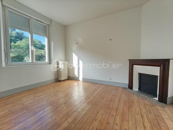 Cette maison vous attend !

Elle se compose, en rez-de-chaussée, d'une entrée desservant la cuisine et la pièce de vie, puis l'accès direct vers le garage. Un WC et un espace buanderie terminent ce niveau.
L'étage comporte trois chambres, une salle d'eau, un WC et un dressing.

En extérieur, une terrasse sans vis à vis et un jardinet.

Une grande partie a été refaite à neuf en 2025.

Les prestations : Toiture (10-15 ans), Isolation au plafond et les murs de l'étage, double vitrage, volets bois et volets roulants, chauffage central au fuel (chaudière de 2025) et cheminée à foyer ouvert, Tout à l'égout.

Elle est très bien située, proche du centre-ville et des commerces.

Votre conseillère est disponible 7/7 jours