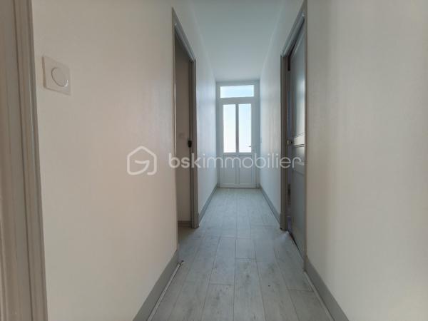 Cette maison vous attend !

Elle se compose, en rez-de-chaussée, d'une entrée desservant la cuisine et la pièce de vie, puis l'accès direct vers le garage. Un WC et un espace buanderie terminent ce niveau.
L'étage comporte trois chambres, une salle d'eau, un WC et un dressing.

En extérieur, une terrasse sans vis à vis et un jardinet.

Une grande partie a été refaite à neuf en 2025.

Les prestations : Toiture (10-15 ans), Isolation au plafond et les murs de l'étage, double vitrage, volets bois et volets roulants, chauffage central au fuel (chaudière de 2025) et cheminée à foyer ouvert, Tout à l'égout.

Elle est très bien située, proche du centre-ville et des commerces.

Votre conseillère est disponible 7/7 jours