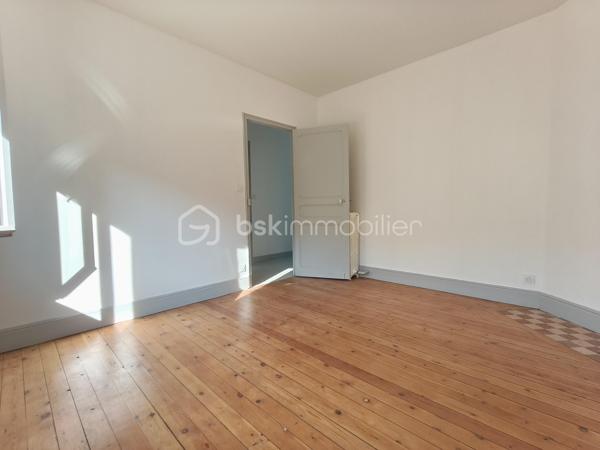 Cette maison vous attend !

Elle se compose, en rez-de-chaussée, d'une entrée desservant la cuisine et la pièce de vie, puis l'accès direct vers le garage. Un WC et un espace buanderie terminent ce niveau.
L'étage comporte trois chambres, une salle d'eau, un WC et un dressing.

En extérieur, une terrasse sans vis à vis et un jardinet.

Une grande partie a été refaite à neuf en 2025.

Les prestations : Toiture (10-15 ans), Isolation au plafond et les murs de l'étage, double vitrage, volets bois et volets roulants, chauffage central au fuel (chaudière de 2025) et cheminée à foyer ouvert, Tout à l'égout.

Elle est très bien située, proche du centre-ville et des commerces.

Votre conseillère est disponible 7/7 jours