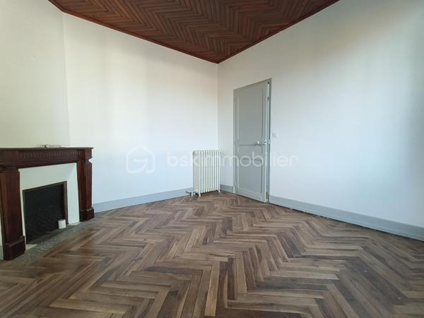 Cette maison vous attend !

Elle se compose, en rez-de-chaussée, d'une entrée desservant la cuisine et la pièce de vie, puis l'accès direct vers le garage. Un WC et un espace buanderie terminent ce niveau.
L'étage comporte trois chambres, une salle d'eau, un WC et un dressing.

En extérieur, une terrasse sans vis à vis et un jardinet.

Une grande partie a été refaite à neuf en 2025.

Les prestations : Toiture (10-15 ans), Isolation au plafond et les murs de l'étage, double vitrage, volets bois et volets roulants, chauffage central au fuel (chaudière de 2025) et cheminée à foyer ouvert, Tout à l'égout.

Elle est très bien située, proche du centre-ville et des commerces.

Votre conseillère est disponible 7/7 jours