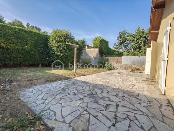 Cette maison vous attend !

Elle se compose, en rez-de-chaussée, d'une entrée desservant la cuisine et la pièce de vie, puis l'accès direct vers le garage. Un WC et un espace buanderie terminent ce niveau.
L'étage comporte trois chambres, une salle d'eau, un WC et un dressing.

En extérieur, une terrasse sans vis à vis et un jardinet.

Une grande partie a été refaite à neuf en 2025.

Les prestations : Toiture (10-15 ans), Isolation au plafond et les murs de l'étage, double vitrage, volets bois et volets roulants, chauffage central au fuel (chaudière de 2025) et cheminée à foyer ouvert, Tout à l'égout.

Elle est très bien située, proche du centre-ville et des commerces.

Votre conseillère est disponible 7/7 jours