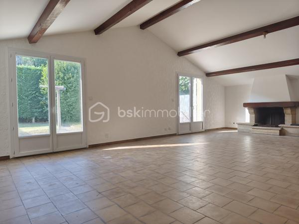 Cette maison vous attend !

Elle se compose, en rez-de-chaussée, d'une entrée desservant la cuisine et la pièce de vie, puis l'accès direct vers le garage. Un WC et un espace buanderie terminent ce niveau.
L'étage comporte trois chambres, une salle d'eau, un WC et un dressing.

En extérieur, une terrasse sans vis à vis et un jardinet.

Une grande partie a été refaite à neuf en 2025.

Les prestations : Toiture (10-15 ans), Isolation au plafond et les murs de l'étage, double vitrage, volets bois et volets roulants, chauffage central au fuel (chaudière de 2025) et cheminée à foyer ouvert, Tout à l'égout.

Elle est très bien située, proche du centre-ville et des commerces.

Votre conseillère est disponible 7/7 jours