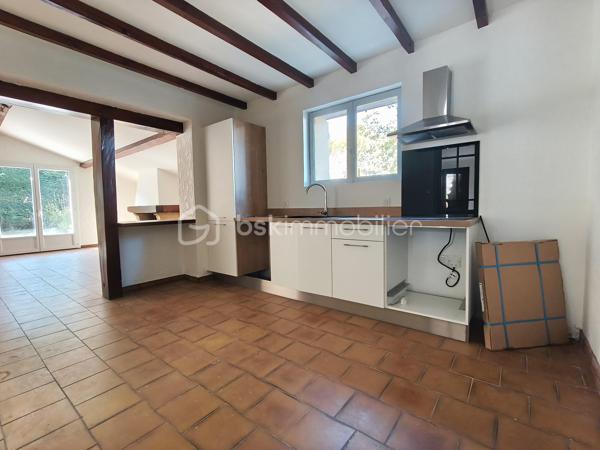 Cette maison vous attend !

Elle se compose, en rez-de-chaussée, d'une entrée desservant la cuisine et la pièce de vie, puis l'accès direct vers le garage. Un WC et un espace buanderie terminent ce niveau.
L'étage comporte trois chambres, une salle d'eau, un WC et un dressing.

En extérieur, une terrasse sans vis à vis et un jardinet.

Une grande partie a été refaite à neuf en 2025.

Les prestations : Toiture (10-15 ans), Isolation au plafond et les murs de l'étage, double vitrage, volets bois et volets roulants, chauffage central au fuel (chaudière de 2025) et cheminée à foyer ouvert, Tout à l'égout.

Elle est très bien située, proche du centre-ville et des commerces.

Votre conseillère est disponible 7/7 jours