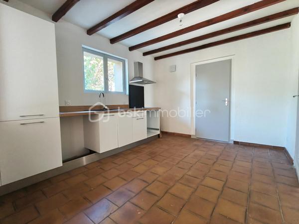 Cette maison vous attend !

Elle se compose, en rez-de-chaussée, d'une entrée desservant la cuisine et la pièce de vie, puis l'accès direct vers le garage. Un WC et un espace buanderie terminent ce niveau.
L'étage comporte trois chambres, une salle d'eau, un WC et un dressing.

En extérieur, une terrasse sans vis à vis et un jardinet.

Une grande partie a été refaite à neuf en 2025.

Les prestations : Toiture (10-15 ans), Isolation au plafond et les murs de l'étage, double vitrage, volets bois et volets roulants, chauffage central au fuel (chaudière de 2025) et cheminée à foyer ouvert, Tout à l'égout.

Elle est très bien située, proche du centre-ville et des commerces.

Votre conseillère est disponible 7/7 jours